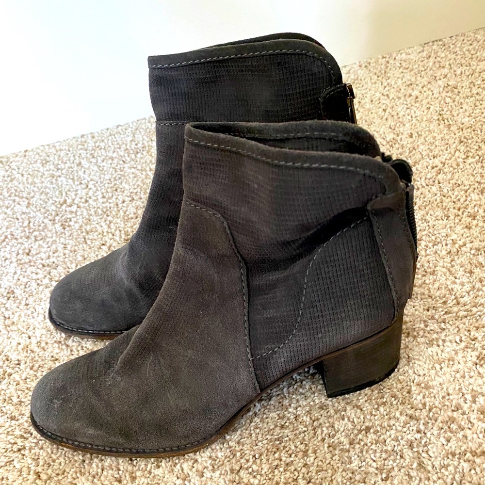 Aquatalia gray suede ankle boots. Sz 8.5